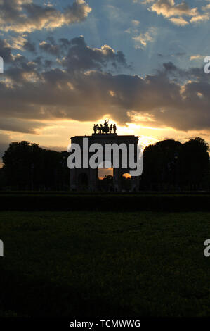 Blick auf den Arc de Triomphe du Carrusel, in Paris, Frankreich, Silhouette gegen den Sonnenuntergang. Stockfoto