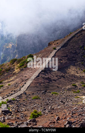 Schmale Wanderweg in die vulkanische Terrain. Pico Do Arieiro auf der portugiesischen Insel Madeira Stockfoto