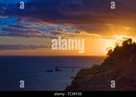 Sonnenuntergang auf der portugiesischen Insel Madeira. Blick von der Stadt Funchal. Stockfoto