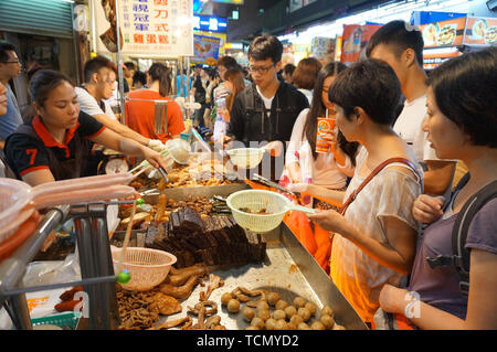 TAIPEI, Taiwan - 13. JULI 2013: Kunden bestellen Chinesisch essen, bestehend aus geschmortem Rindfleisch und Schweinefleisch Innereien in Taipei Shilin Night Market, t Stockfoto