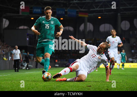 Minsk, Weißrussland. 08 Juni, 2019. Duelle, Duell zwischen Niklas Suele (Deutschland) und Nikita Naumov (Belarus). GES/Fußball/Europäischen Qualifier: Belarus - Deutschland, 08.06.2019 Fußball: Europäische Qualifier: Belarus gegen Deutschland, Minsk, Juni 8, 2019 | Verwendung der weltweiten Kredit: dpa Picture alliance/Alamy leben Nachrichten Stockfoto