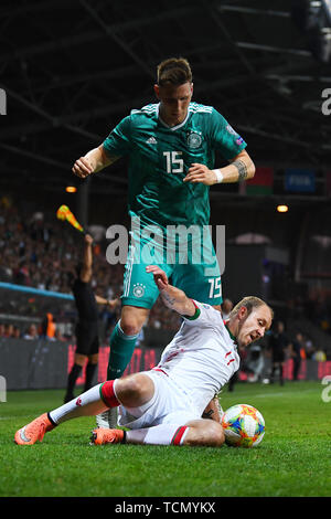 Minsk, Weißrussland. 08 Juni, 2019. Duelle, Duell zwischen Niklas Suele (Deutschland) und Nikita Naumov (Belarus). GES/Fußball/Europäischen Qualifier: Belarus - Deutschland, 08.06.2019 Fußball: Europäische Qualifier: Belarus gegen Deutschland, Minsk, Juni 8, 2019 | Verwendung der weltweiten Kredit: dpa Picture alliance/Alamy leben Nachrichten Stockfoto