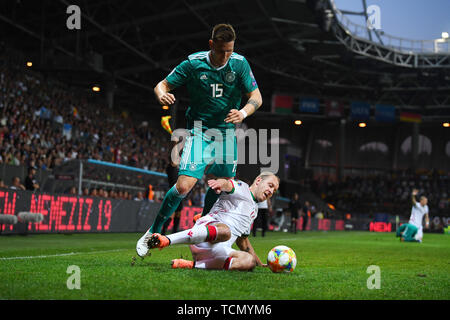 Minsk, Weißrussland. 08 Juni, 2019. Duelle, Duell zwischen Niklas Suele (Deutschland) und Nikita Naumov (Belarus). GES/Fußball/Europäischen Qualifier: Belarus - Deutschland, 08.06.2019 Fußball: Europäische Qualifier: Belarus gegen Deutschland, Minsk, Juni 8, 2019 | Verwendung der weltweiten Kredit: dpa Picture alliance/Alamy leben Nachrichten Stockfoto