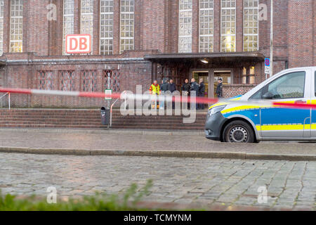 08. Juni 2019, Deutschland (Deutsch), Flensburg: Flensburger Bahnhof ist am Samstag Abend wegen einer Bombendrohung geschlossen. Ein Sprecher der Bundespolizei sagte, dass ein verdächtiges Paket in einem regionalen Zug gefunden worden war. Der Zug wurde evakuiert und die Station komplett geschlossen. Die munitionsräumung Service war auf der Szene. Foto: Benjamin Nolte/dpa Stockfoto