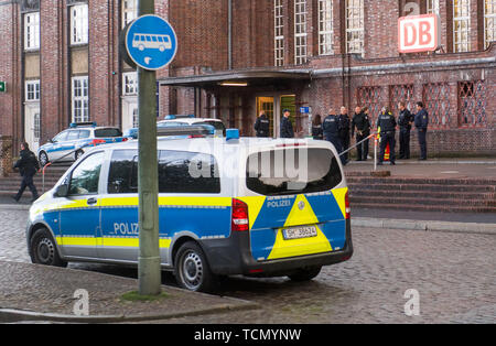 Flensburg, Deutschland. 08 Juni, 2019. Wegen einer Bombendrohung, die Flensburger Bahnhof ist am Samstag abend und Polizisten sicherer Zugriff geschlossen. Ein Sprecher der Bundespolizei sagte, dass ein verdächtiges Paket in einem regionalen Zug gefunden worden war. Der Zug wurde evakuiert und die Station komplett geschlossen. Die munitionsräumung Service war auf der Szene. Credit: Benjamin Nolte/dpa/Alamy leben Nachrichten Stockfoto