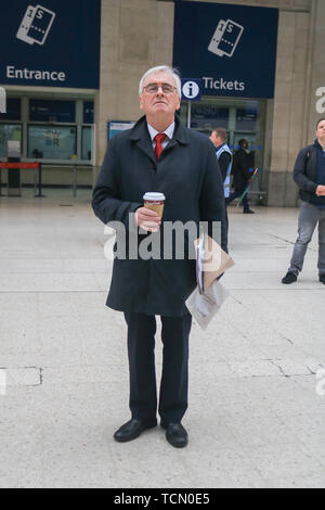 London, Großbritannien. 8. Juni 2019. Die Schatten der Schatzkanzler John McDonnell, britisches Mitglied des Europäischen Parlaments für Hayes und Harlington bei Waterloo Station gesehen. Credit: Amer Ghazzal/SOPA Images/ZUMA Draht/Alamy leben Nachrichten Stockfoto