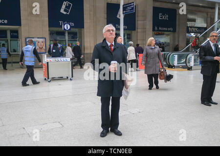 London, Großbritannien. 8. Juni 2019. Die Schatten der Schatzkanzler John McDonnell, britisches Mitglied des Europäischen Parlaments für Hayes und Harlington bei Waterloo Station gesehen. Credit: Amer Ghazzal/SOPA Images/ZUMA Draht/Alamy leben Nachrichten Stockfoto