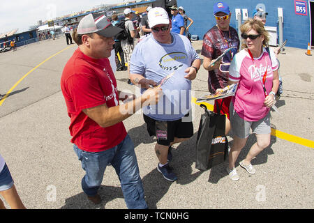 Brooklyn, Michigan, USA. 8. Juni 2019. Monster Energy NASCAR Fahrer Ryan Newman (6) Autogramme an der Michigan International Speedway. Credit: Scott Mapes/ZUMA Draht/Alamy leben Nachrichten Stockfoto