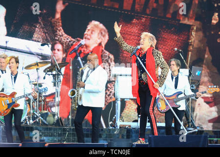 Wolverhampton, Großbritannien. 8. Juni 2019. Legendären Rockstar Rod Stewart spielt ein Konzert in der Wolverhampton Molineux Stadium. Peter Lopeman/Alamy leben Nachrichten Stockfoto