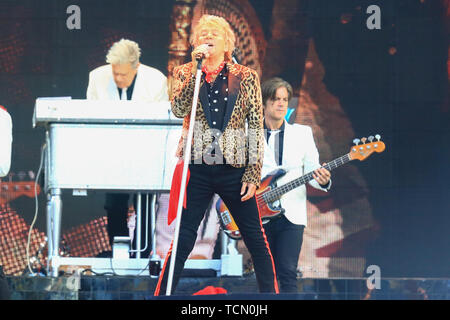 Wolverhampton, Großbritannien. 8. Juni 2019. Legendären Rockstar Rod Stewart spielt ein Konzert in der Wolverhampton Molineux Stadium. Peter Lopeman/Alamy leben Nachrichten Stockfoto