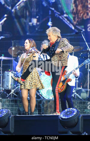 Wolverhampton, Großbritannien. 8. Juni 2019. Legendären Rockstar Rod Stewart spielt ein Konzert in der Wolverhampton Molineux Stadium. Peter Lopeman/Alamy leben Nachrichten Stockfoto