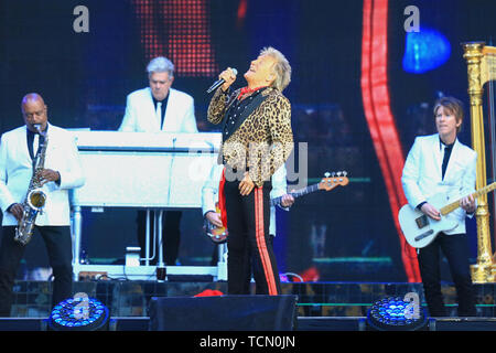 Wolverhampton, Großbritannien. 8. Juni 2019. Legendären Rockstar Rod Stewart spielt ein Konzert in der Wolverhampton Molineux Stadium. Peter Lopeman/Alamy leben Nachrichten Stockfoto