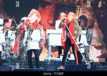 Wolverhampton, Großbritannien. 8. Juni 2019. Legendären Rockstar Rod Stewart spielt ein Konzert in der Wolverhampton Molineux Stadium. Peter Lopeman/Alamy leben Nachrichten Stockfoto