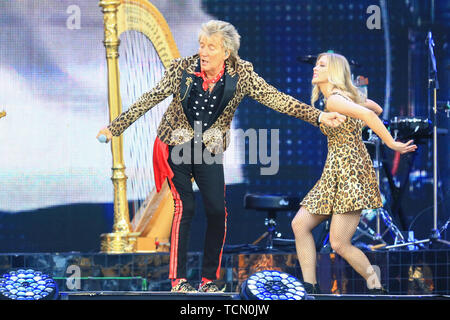 Wolverhampton, Großbritannien. 8. Juni 2019. Legendären Rockstar Rod Stewart spielt ein Konzert in der Wolverhampton Molineux Stadium. Peter Lopeman/Alamy leben Nachrichten Stockfoto