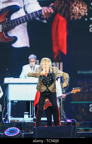 Wolverhampton, Großbritannien. 8. Juni 2019. Legendären Rockstar Rod Stewart spielt ein Konzert in der Wolverhampton Molineux Stadium. Peter Lopeman/Alamy leben Nachrichten Stockfoto