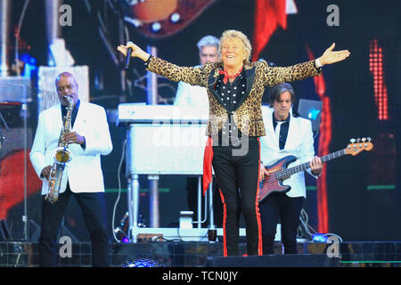 Wolverhampton, Großbritannien. 8. Juni 2019. Legendären Rockstar Rod Stewart spielt ein Konzert in der Wolverhampton Molineux Stadium. Peter Lopeman/Alamy leben Nachrichten Stockfoto