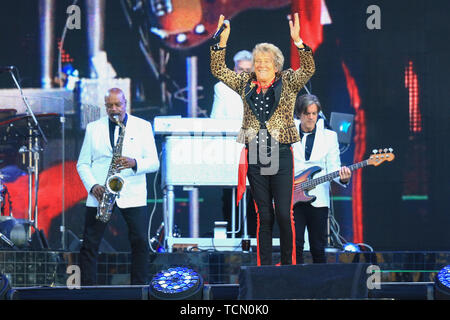 Wolverhampton, Großbritannien. 8. Juni 2019. Legendären Rockstar Rod Stewart spielt ein Konzert in der Wolverhampton Molineux Stadium. Peter Lopeman/Alamy leben Nachrichten Stockfoto