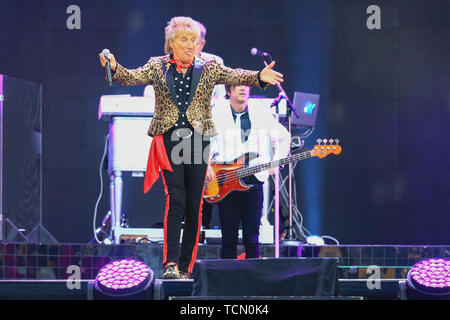 Wolverhampton, Großbritannien. 8. Juni 2019. Legendären Rockstar Rod Stewart spielt ein Konzert in der Wolverhampton Molineux Stadium. Peter Lopeman/Alamy leben Nachrichten Stockfoto