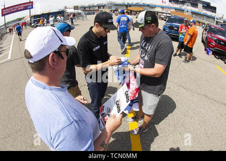 Brooklyn, Michigan, USA. 8. Juni 2019. Monster Energy NASCAR Fahrer David Ragan (38) Autogramme an der Michigan International Speedway. Credit: Scott Mapes/ZUMA Draht/Alamy leben Nachrichten Stockfoto