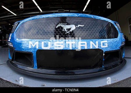 Brooklyn, Michigan, USA. 8. Juni 2019. Monster Energy NASCAR Fahrer KEVIN HARVICK (4) Auto sitzt in der Garage an der Michigan International Speedway. Credit: Scott Mapes/ZUMA Draht/Alamy leben Nachrichten Stockfoto