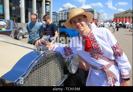 Minsk, Weißrussland. 8. Juni 2019. Ein junger Mann in traditioneller Tracht Posen für Fotos mit einem Oldtimer während der Oldtimer Rallye 2019 in Minsk Minsk, Belarus, am 8. Juni 2019. Oldtimer Rallye Minsk 2019, einen jährlichen Wettbewerb für Oldtimer Amateure, fand hier am Samstag, mit mehr als 50 Oldtimern vor 40 Jahren und früher produziert. Credit: Efim Mazurevich/Xinhua/Alamy leben Nachrichten Stockfoto