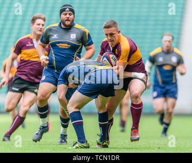 London, Großbritannien. 08 Jun 2019. Leicestershire's Callum Dacey (Mitte) wird während Bill Beaumont County Championship Division 2 Final: Surrey v Leicestershire in Twickenham Stadion am Samstag, den 08. Juni 2019 in Angriff genommen. LONDON England. (Nur redaktionelle Nutzung, eine Lizenz für die gewerbliche Nutzung erforderlich. Keine Verwendung in Wetten, Spiele oder einer einzelnen Verein/Liga/player Publikationen.) Credit: Taka G Wu/Alamy leben Nachrichten Stockfoto