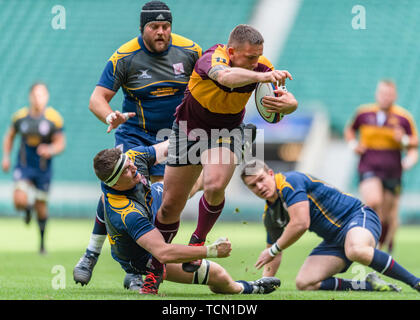 London, Großbritannien. 08 Jun 2019. Leicestershire's Callum Dacey (Mitte) wird während Bill Beaumont County Championship Division 2 Final: Surrey v Leicestershire in Twickenham Stadion am Samstag, den 08. Juni 2019 in Angriff genommen. LONDON England. (Nur redaktionelle Nutzung, eine Lizenz für die gewerbliche Nutzung erforderlich. Keine Verwendung in Wetten, Spiele oder einer einzelnen Verein/Liga/player Publikationen.) Credit: Taka G Wu/Alamy leben Nachrichten Stockfoto