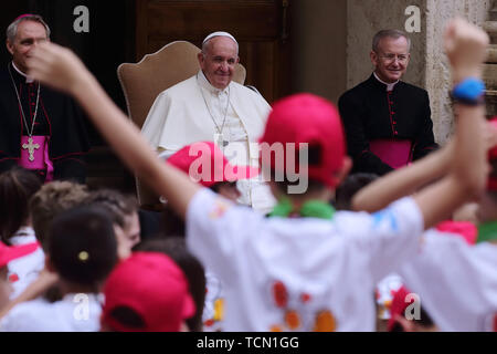 Heiliger Stuhl, Vatikan. 8. Juni 2019. Papst Franziskus erfüllt die Kinder von ''Kinder's Train" im Cortile di San Damaso im Vatikan. Credit: Evandro Inetti/ZUMA Draht/Alamy leben Nachrichten Stockfoto