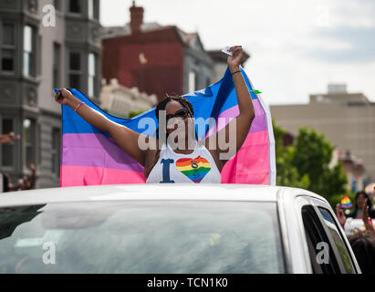 Washington, DC, USA. 8. Juni 2019. Tausende Menschen die Straßen in Washington DC die jährliche Gleichstellung März für Einheit und Pride Parade in der Innenstadt von Washington, DC am 8. Juni 2019 zu feiern. Die Feier wird in der 42. Jahr in der Hauptstadt. Quelle: Michael A. McCoy/ZUMA Draht/Alamy leben Nachrichten Stockfoto