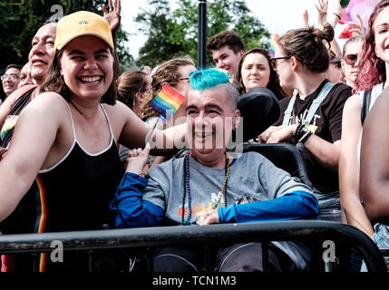 Washington, DC, USA. 8. Juni 2019. Tausende Menschen die Straßen in Washington DC die jährliche Gleichstellung März für Einheit und Pride Parade in der Innenstadt von Washington, DC am 8. Juni 2019 zu feiern. Die Feier wird in der 42. Jahr in der Hauptstadt. Quelle: Michael A. McCoy/ZUMA Draht/Alamy leben Nachrichten Stockfoto