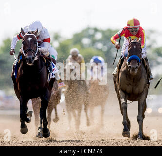 Elmont, New York, USA. 8. Juni 2019. #3, Mitole, geritten von Jockey, Ricardo Santana, Jr., gewinnt das Runhappy Metropolitan Stangen auf Belmont Stakes Festival Samstag. Credit: Csm/Alamy leben Nachrichten Stockfoto