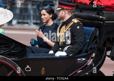 London, Großbritannien. 8. Juni 2019. Der britische Prinz Harry, Herzog von Sussex, und seine Frau Meghan Markle, Herzogin von Sussex, vom Buckingham Palace während der Zeremonie die Farbe 93. Geburtstag Königin Elisabeth II. in London, Großbritannien, am 8. Juni 2019 ab. Queen Elizabeth feierte ihren offiziellen 93. Geburtstag in London Samstag, mit einem Familientreffen auf dem Balkon am Buckingham Palace. Credit: Ray Tang/Xinhua/Alamy leben Nachrichten Stockfoto