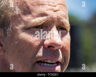 Des Moines, Iowa, USA. 8. Juni 2019. JOHN DELANEY, ehemaliger Maryland Kongressabgeordnete und demokratischen Kandidaten für das Präsidentenamt, spricht auf Hauptstadt Stolz fest. Viele der Demokratischen Präsidentschaftskandidaten in der Hauptstadt Stolz Fest in Des Moines Samstag geworben. Iowa hosts traditionell die erste Auswahl bei den Präsidentschaftswahlen. Die Iowa Caucuses wird am Februar 3, 2020. Credit: Jack Kurtz/ZUMA Draht/Alamy leben Nachrichten Stockfoto
