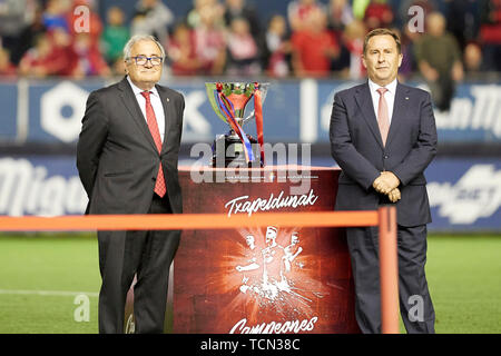 8. Juni 2019, El Sadar Stadion, Pamplona, Navarra, Spanien; Segunda Division Fußball, CA Osasuna gegen Oviedo FC; die Liga Cup der Meister zusammen mit dem Präsidenten des Ca Osasuna und der Vizepräsident des Professional Soccer League Stockfoto