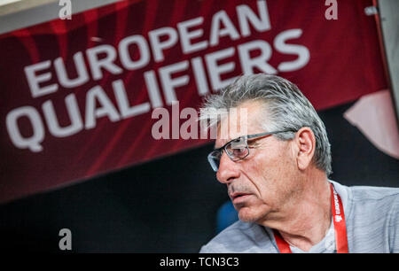 Athen, Griechenland. 8. Juni 2019. Griechenlands Trainer Angelos Anastasiadis reagiert während der UEFA EURO 2020 Gruppe J qualifier Fußballspiel in Athen, Griechenland, 8. Juni 2019. Credit: Panagiotis Moschandreou/Xinhua/Alamy leben Nachrichten Stockfoto