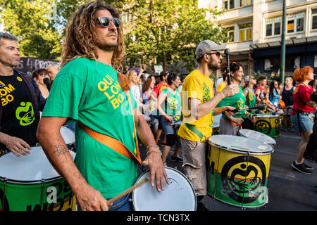 Athen, Griechenland. 08 Juni, 2019. Ein Mann spielt eine Drums während der Athen Pride. Credit: SOPA Images Limited/Alamy leben Nachrichten Stockfoto