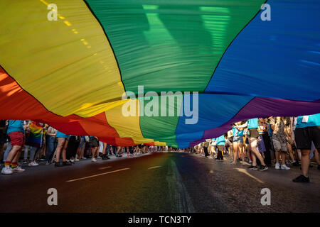 Athen, Griechenland. 08 Juni, 2019. Riesige Regenbogen Flagge während der Athen Pride gesehen. Credit: SOPA Images Limited/Alamy leben Nachrichten Stockfoto