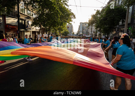 Athen, Griechenland. 08 Juni, 2019. Riesige Regenbogen Flagge während der Athen Pride gesehen. Credit: SOPA Images Limited/Alamy leben Nachrichten Stockfoto