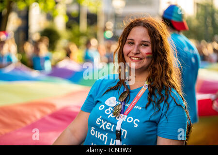 Athen, Griechenland. 08 Juni, 2019. Frau lächelt mit einem Regenbogen Flagge auf Ihrem Gesicht während der Athen Pride gemalt. Credit: SOPA Images Limited/Alamy leben Nachrichten Stockfoto