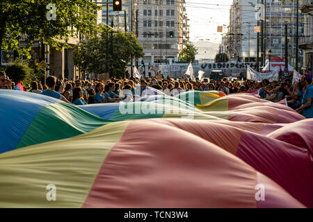 Athen, Griechenland. 08 Juni, 2019. Riesige Regenbogen Flagge während der Athen Pride gesehen. Credit: SOPA Images Limited/Alamy leben Nachrichten Stockfoto