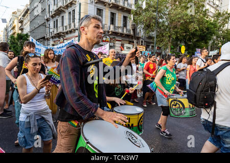 Athen, Griechenland. 08 Juni, 2019. Ein Mann spielt eine Drums während der Athen Pride. Credit: SOPA Images Limited/Alamy leben Nachrichten Stockfoto