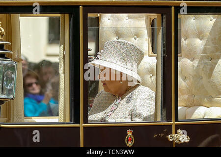 London, Großbritannien. 08 Juni, 2019. Die britische Königin Elizabeth II. ist in einer Kutsche auf den Weg zum Buckingham Palace, nach der die Farbe Zeremonie, die ihren 93. Geburtstag Mark gesehen. Credit: SOPA Images Limited/Alamy leben Nachrichten Stockfoto