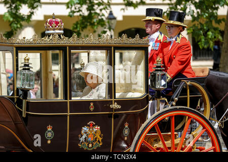 London, Großbritannien. 08 Juni, 2019. Die britische Königin Elizabeth II. ist in einer Kutsche auf den Weg zum Buckingham Palace, nach der die Farbe Zeremonie, die ihren 93. Geburtstag Mark gesehen. Credit: SOPA Images Limited/Alamy leben Nachrichten Stockfoto