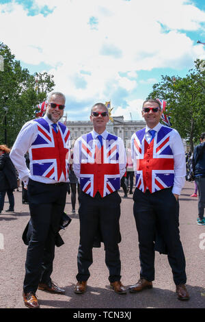 London, Großbritannien. 08 Juni, 2019. Royal Ventilatoren mit Union Jack Westen sind in der Mall während der Zeremonie die Farbe der 93. Geburtstag von Königin Elizabeth II. zu markieren, Großbritanniens am längsten regierende Monarch gesehen. Credit: SOPA Images Limited/Alamy leben Nachrichten Stockfoto