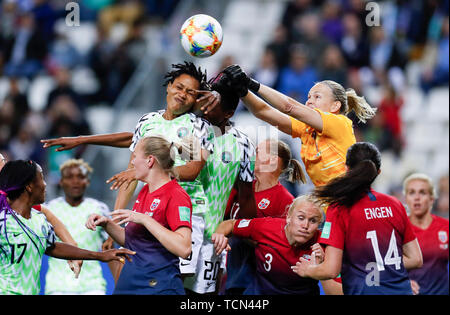 Reims, Frankreich. 8. Juni 2019. Torwart Ingrid Hjelmseth (R) von Norwegen konkurriert bei der Gruppe ein Match zwischen Norwegen und Nigeria an der 2019 FIFA Frauenfussball Weltmeisterschaft in Reims, Frankreich, 8. Juni 2019. Credit: Zheng Huansong/Xinhua/Alamy leben Nachrichten Stockfoto