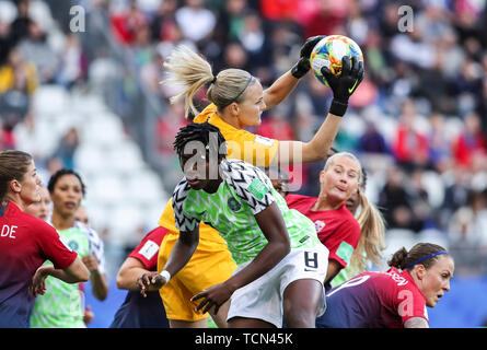 Reims, Frankreich. 8. Juni 2019. Torwart Ingrid Hjelmseth (oben) Norwegen speichert eine Kugel während der Gruppe ein Match zwischen Norwegen und Nigeria an der 2019 FIFA Frauenfussball Weltmeisterschaft in Reims, Frankreich, 8. Juni 2019. Credit: Shan Yuqi/Xinhua/Alamy leben Nachrichten Stockfoto