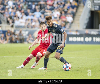 Chester, Pennsylvania, USA. 8. Juni 2019. Philadelphia Union defender AUSTON TRUSTY (26), die in Aktion gegen die Red Bulls ALEX MUYL (19) an Talen Energie Stadion in Chester PA Credit: Ricky Fitchett/ZUMA Draht/Alamy leben Nachrichten Stockfoto