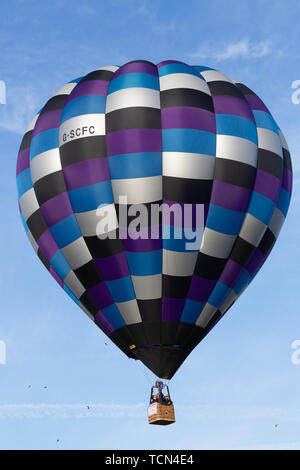 London, Großbritannien. 9. Juni, 2019. 46 Heißluftballons haben den Himmel über London heute Morgen als Teil der jährlichen Oberbürgermeister von London's Hot Air Balloon Regatta gefüllt. Die Ballons von Battersea Park kurz nach Sonnenaufgang und landete und an verschiedenen Orten in London und Essex. Credit: Rob Powell/Alamy leben Nachrichten Stockfoto