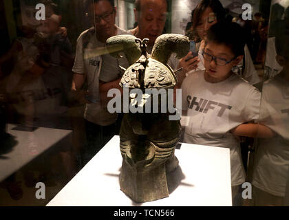 Zhengzhou, Provinz Henan in China. 9. Juni, 2019. Besucher Anzeigen einer bronzeware in Henan Museum in Zhengzhou, Hauptstadt der zentralchinesischen Provinz Henan, Juni 9, 2019 angezeigt. Credit: Li Ein/Xinhua/Alamy leben Nachrichten Stockfoto