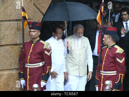 Colombo, Sri Lanka. 9. Juni, 2019. Indische Ministerpräsident Narendra Modi und Präsidentin von Sri Lanka Maithripala Sirisena ankommt Begrüßungszeremonie im Präsidentenpalast Sekretariat in Colombo am 09 Juni, 2019. Credit: Pradeep Dambarage/ZUMA Draht/Alamy leben Nachrichten Stockfoto